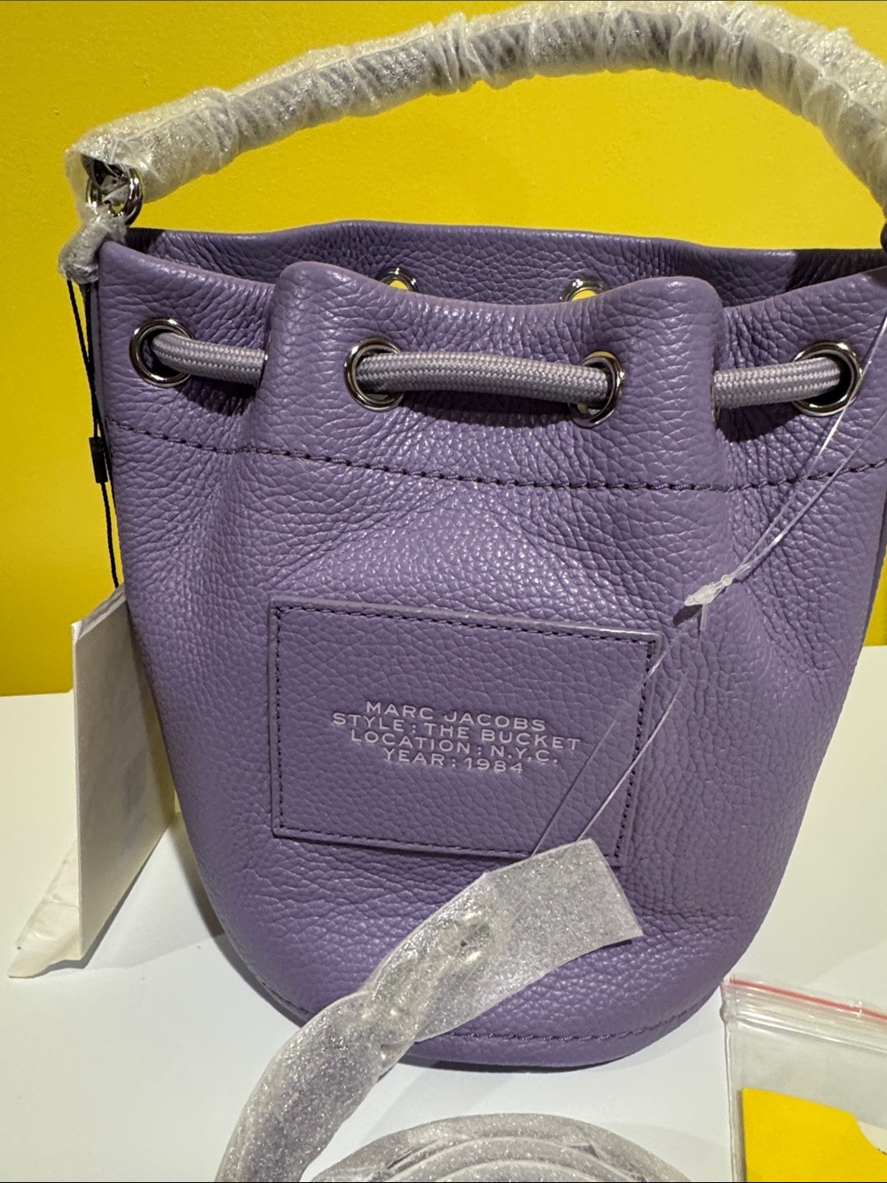 Marc Jacobs Lavender Leather Bucket Bag with Logo - Picture 4 of 4